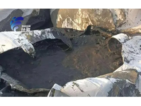 使用污泥調(diào)理劑調(diào)理后壓出來(lái)污泥的含水率，污泥脫水效果明顯